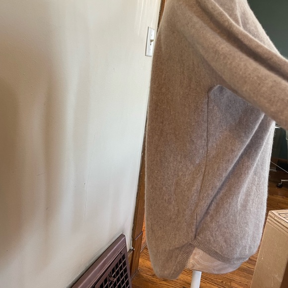 Garnet Hill Cashmere Oatmeal Hi-Lo Rounded Hem Sweater M fits Like Small - Picture 5 of 5
